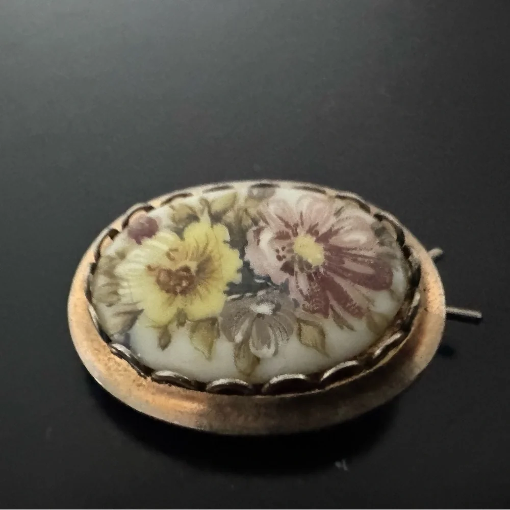 Vintage Floral Oval Clip with Gold Trim